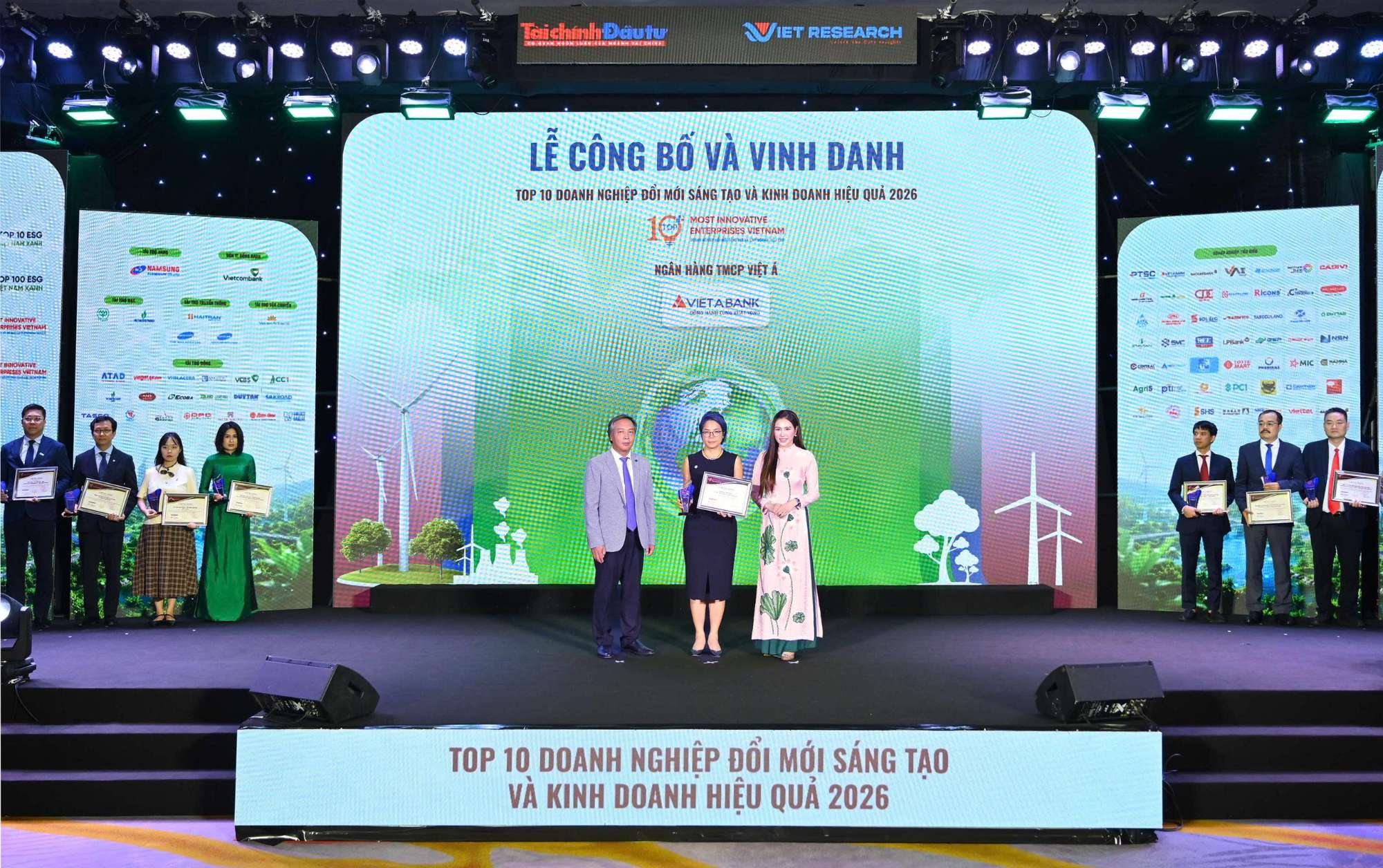 VIETABANK LẬP "CÚ ĐÚP" GIẢI THƯỞNG: KHI ĐỔI MỚI SÁNG TẠO SONG HÀNH CÙNG PHÁT TRIỂN BỀN VỮNG