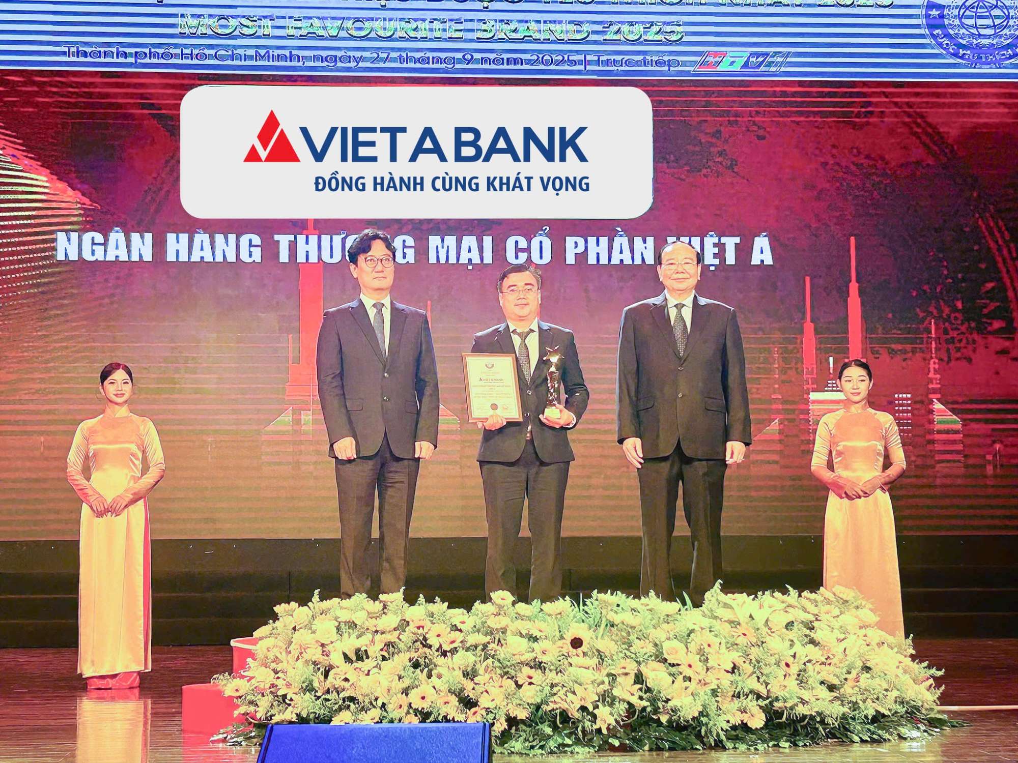 VIETABANK được vinh danh Top 10 Nhãn hiệu được yêu thích nhất năm 2025