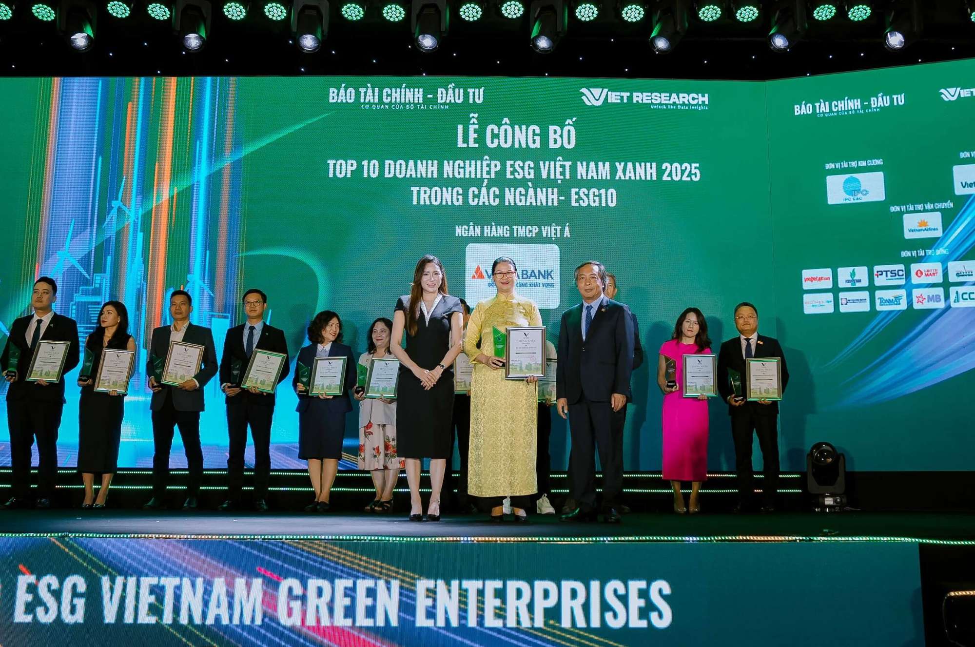 VIETABANK ĐƯỢC VINH DANH TOP 10 NGÂN HÀNG ESG VIỆT NAM XANH 2025 