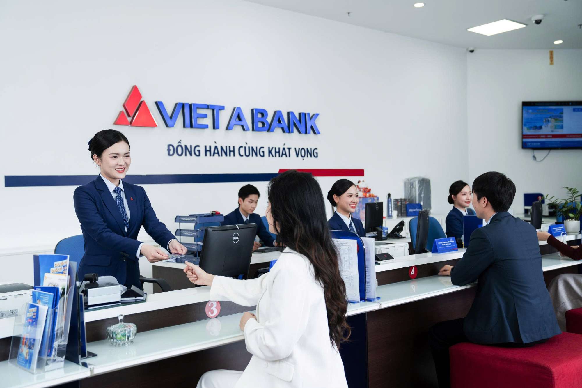 VietABank giảm lãi suất, tăng hỗ trợ doanh nghiệp SME
